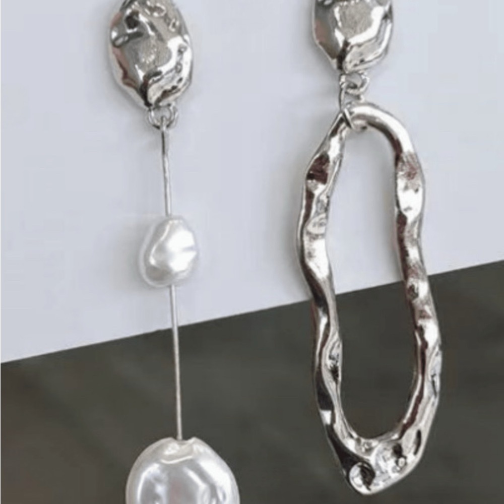 Elegant Asymmetrical Gold and Pearl Drop Earrings - Picture 6 of 16